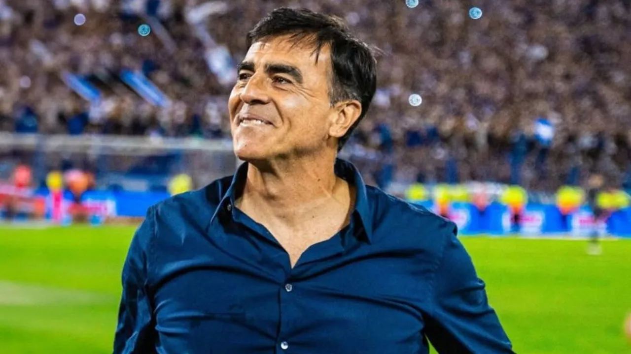 Quinteros pone paños fríos: Luciano Cabral no viene a Colo-Colo