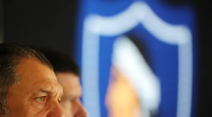 Interna de Blanco y Negro se remece con salida inesperada de Carlos Cortés